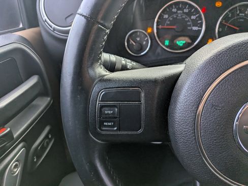 Used 2013 Jeep Wrangler Unlimited Sahara image 17