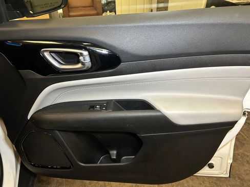Used 2025 Jeep Compass Limited AWD/4WD image 17