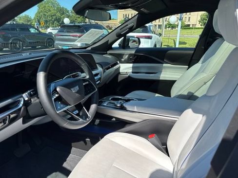 Used 2025 Cadillac Lyriq Sport AWD/4WD image 4
