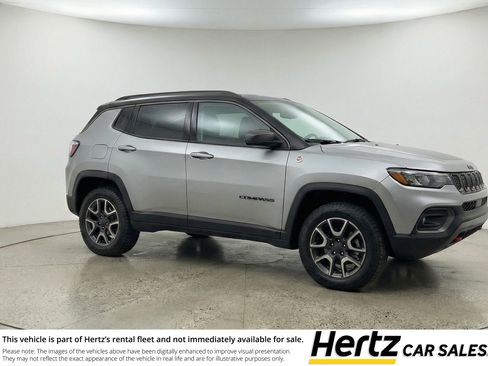 Used 2025 Jeep Compass Trailhawk AWD/4WD image 1
