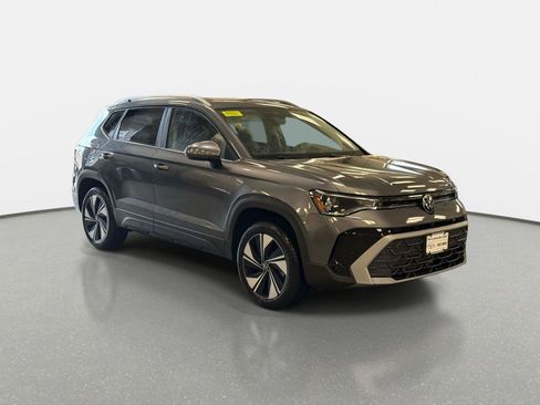 New 2026 Volkswagen Taos SE image 3