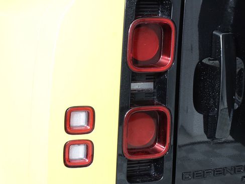 Used 2022 Land Rover Defender 110 X-Dynamic SE image 18