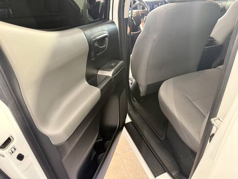 Used 2019 Toyota Tacoma SR5 RWD image 18