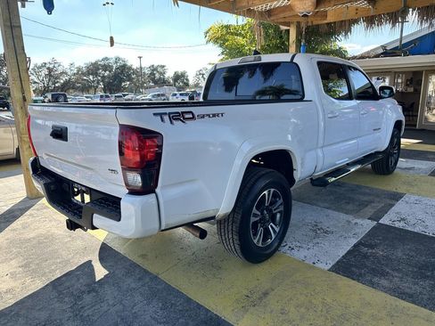 Used 2018 Toyota Tacoma TRD Sport image 5