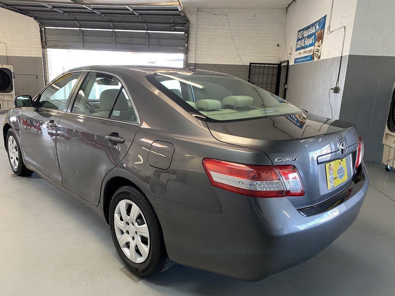 Used 2011 Toyota Camry LE FWD image 4