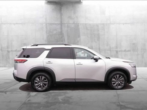 Certified 2025 Nissan Pathfinder SV FWD image 5