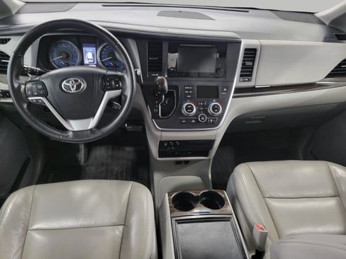Used 2017 Toyota Sienna XLE Premium FWD image 7