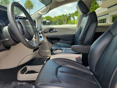 Used 2023 Chrysler Pacifica Touring-L FWD image 19