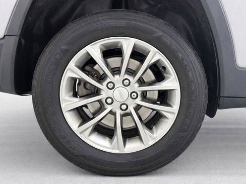 Used 2019 Jeep Cherokee Latitude Plus w/ Cold Weather Group image 26