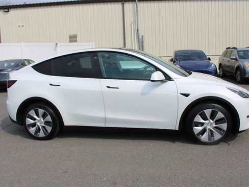 Used 2022 Tesla Model Y Long Range image 9