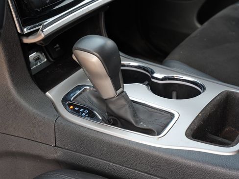 Used 2019 Jeep Grand Cherokee Altitude RWD image 13