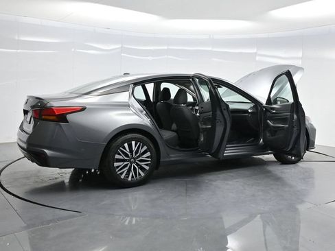 Used 2024 Nissan Altima 2.5 SV FWD image 4