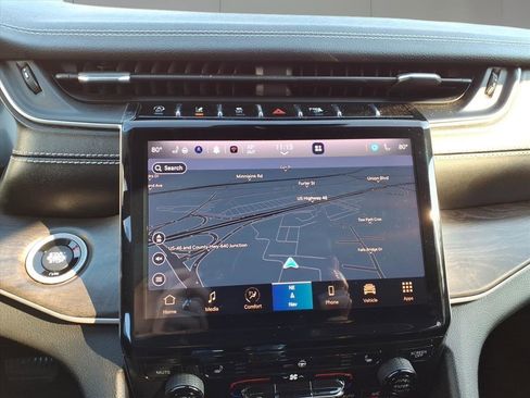 Used 2023 Jeep Grand Cherokee Limited w/ Black Appearance Package image 19