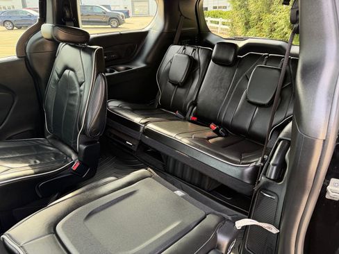 Used 2022 Chrysler Pacifica Limited w/ Uconnect Theater Family Group image 26