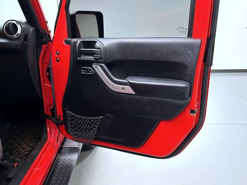 Used 2016 Jeep Wrangler Unlimited Sahara w/ Connectivity Group AWD/4WD image 16
