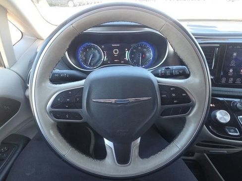 Used 2017 Chrysler Pacifica Limited w/ UConnect Theater Package FWD image 39