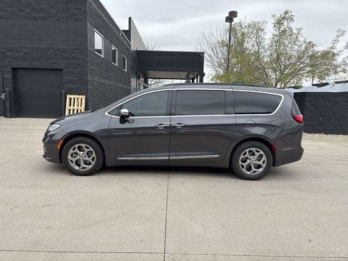 Used 2023 Chrysler Pacifica Limited image 2
