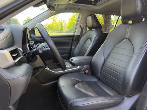 Used 2021 Toyota Highlander XLE AWD/4WD image 17