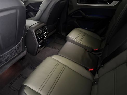 Used 2025 Porsche Cayenne Coupe image 14