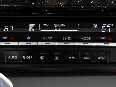 Used 2023 Toyota Sienna LE AWD/4WD image 37
