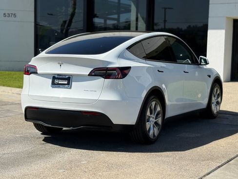 Used 2022 Tesla Model Y Long Range image 16