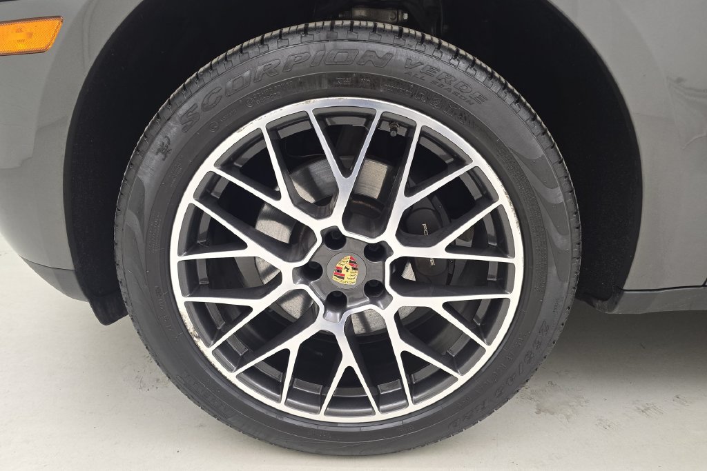 Used 2018 Porsche Macan AWD/4WD image 11