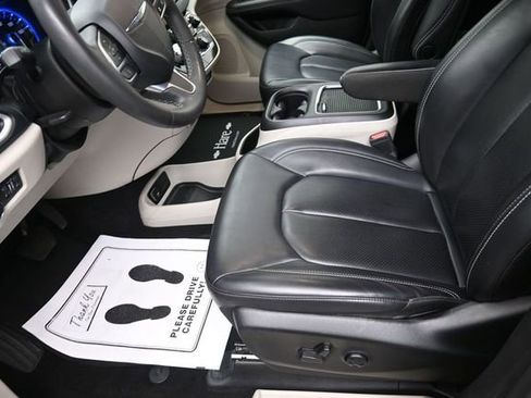 Used 2023 Chrysler Pacifica Touring-L FWD image 15