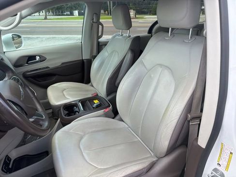 Used 2018 Chrysler Pacifica Touring-L FWD image 11