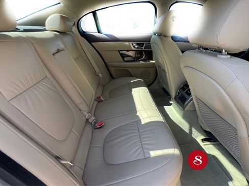 Used 2011 Jaguar XF image 19