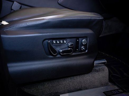 Used 2018 Bentley Bentayga image 30