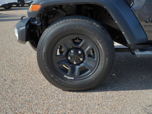Used 2024 Jeep Gladiator Sport AWD/4WD image 13