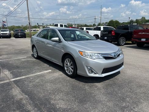 Used 2012 Toyota Camry XLE w/ Leather Pkg FWD image 2