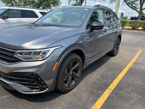 Used 2023 Volkswagen Tiguan SE R-Line AWD/4WD image 2