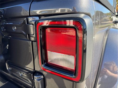 Used 2024 Jeep Wrangler Unlimited AWD/4WD image 21