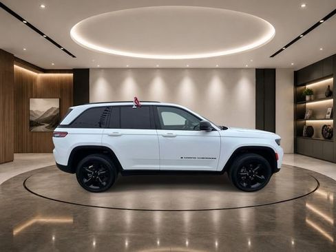 Used 2023 Jeep Grand Cherokee Altitude AWD/4WD image 4