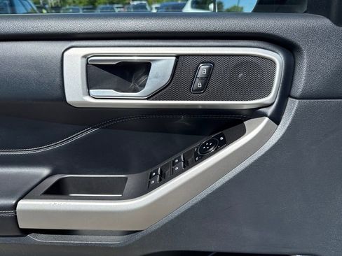 Used 2022 Ford Explorer XLT w/ Equipment Group 202A AWD/4WD image 18