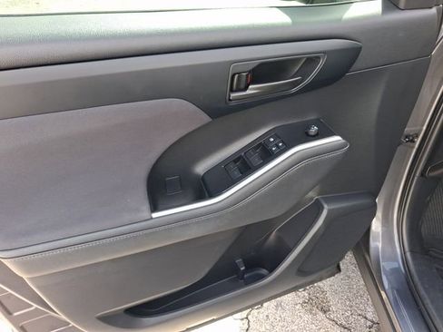 Used 2021 Toyota Highlander L FWD image 13