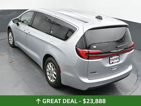 Used 2024 Chrysler Pacifica Touring-L FWD image 43