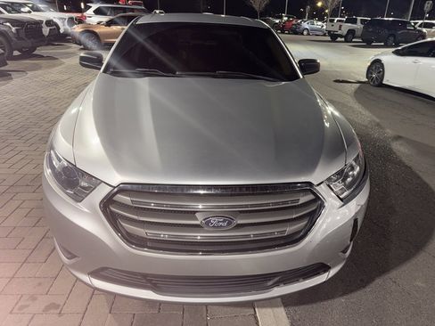 Used 2018 Ford Taurus SE image 5
