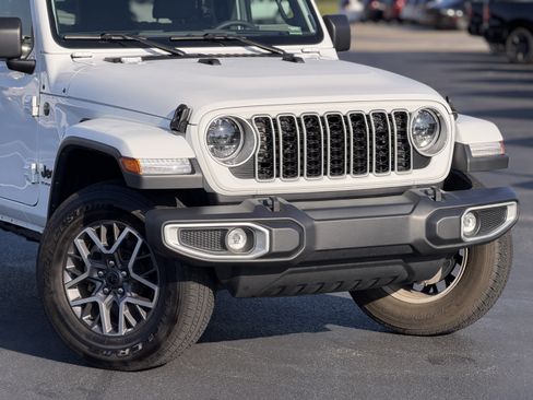 Used 2025 Jeep Wrangler Unlimited Sahara AWD/4WD image 5