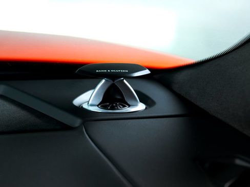 Used 2025 Lamborghini Urus SE AWD/4WD image 32
