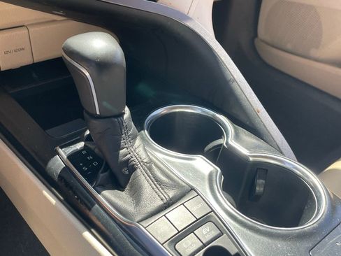 Used 2018 Toyota Camry XLE image 8