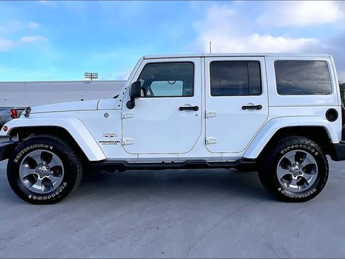 Used 2017 Jeep Wrangler Unlimited Sahara w/ Connectivity Group AWD/4WD image 3