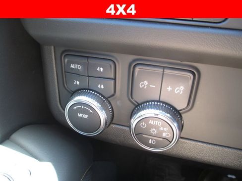 Used 2024 GMC Yukon XL AT4 w/ Technology Package AWD/4WD image 20