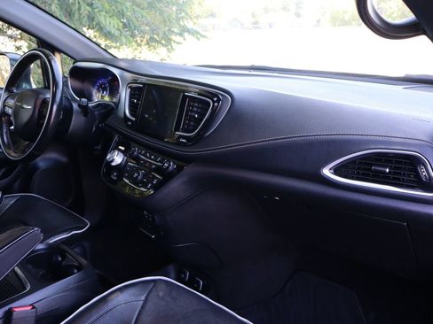 Used 2019 Chrysler Pacifica Limited w/ Advanced Safetytec Group FWD image 17