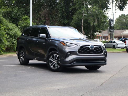 Used 2021 Toyota Highlander XLE AWD/4WD image 2