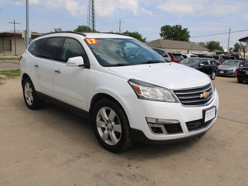 Used 2017 Chevrolet Traverse LT w/ Style and Technology Package AWD/4WD image 2
