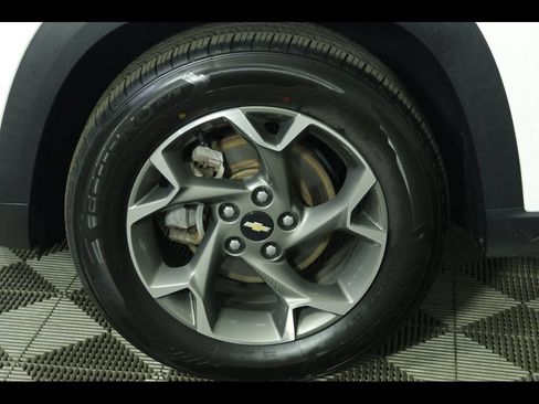 Used 2024 Chevrolet Trax LT w/ Sunroof Package FWD image 9