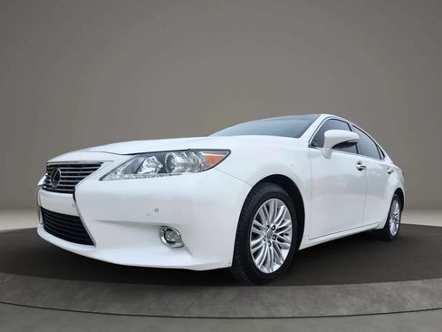 Used 2015 Lexus ES 350 w/ Luxury Package FWD image 2
