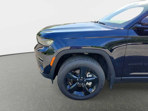 Used 2024 Jeep Grand Cherokee Limited w/ Black Appearance Package AWD/4WD image 10